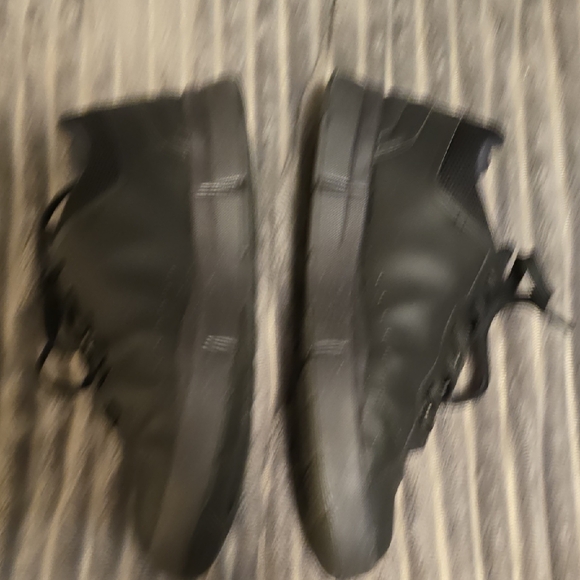 On Running The Roger Womens Black Leather Sneakers - Picture 3 of 10
